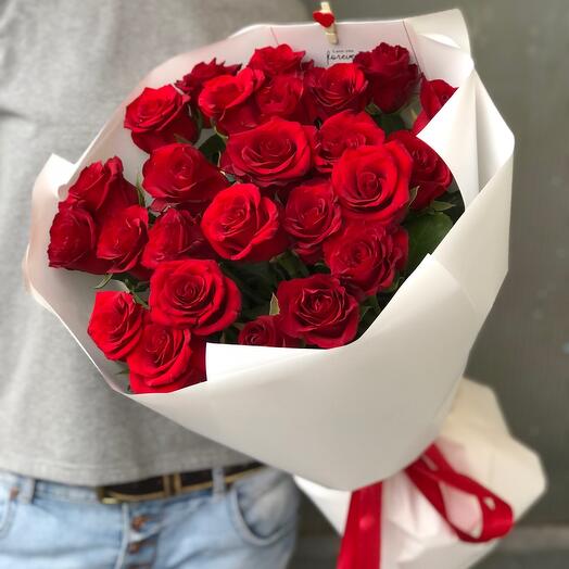 Ramo de rosas rojas. 25 piezas Ramo 72 Benjamin