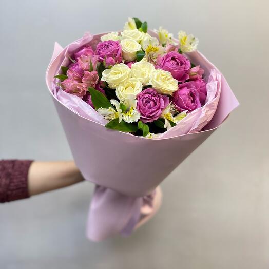 Delicado ramo con rosas de arbusto