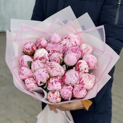 25 пионов в оформлении, Цветы и подарки в Твери, купить по цене 9950 ...
