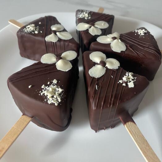 Порционный чизкейк в шоколаде на палочке в количестве 4 шт