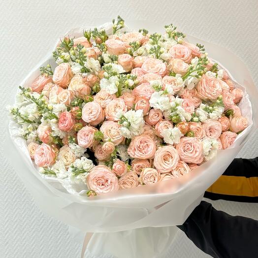 Rosas peonías y mattiola