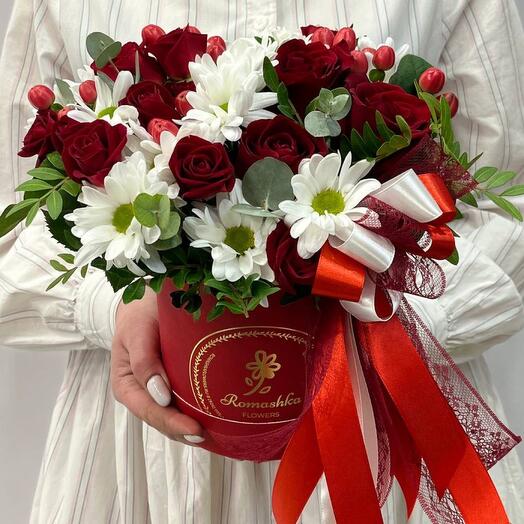 Цветы в коробке из одноголовой розы и кустовой хризантем
