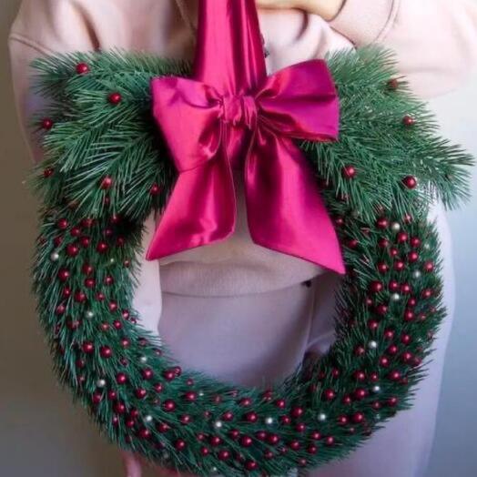 Новогодний венок ручной работы из искусственной хвои