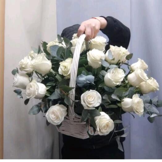 Композиция в корзине роза с эвкалиптом