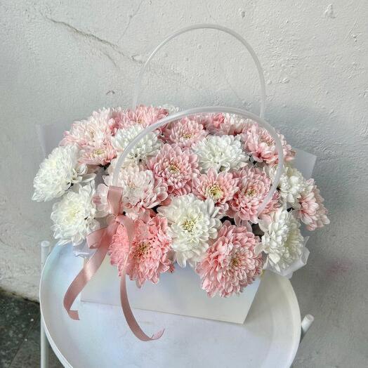 Delicado ramo en un bolso elegante
