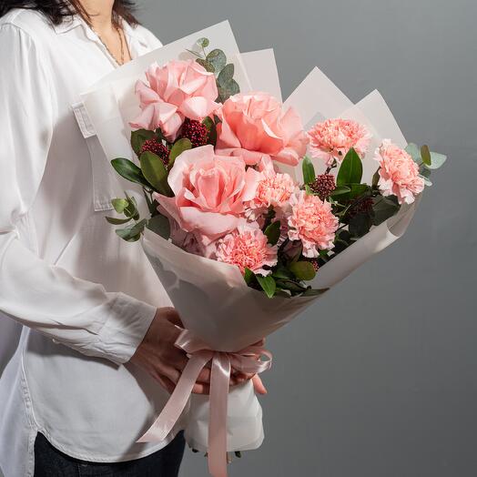 Bouquet of Ecuadorian roses, hydrangeas and carnations "Gentle look"