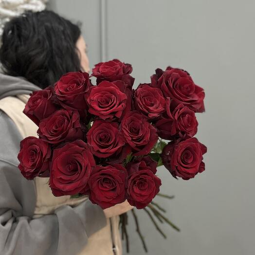 Красные розы 15 штук