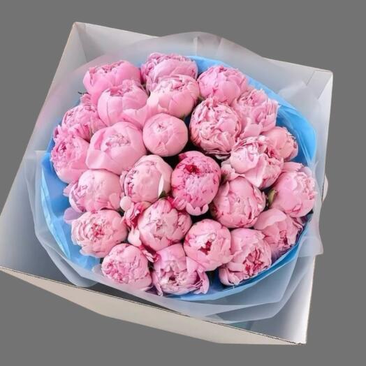 ««Пионовая Нежность» — 25 пионов в стильной переноске