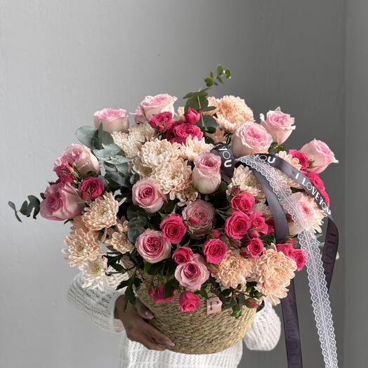 Композиция в плетенной корзине