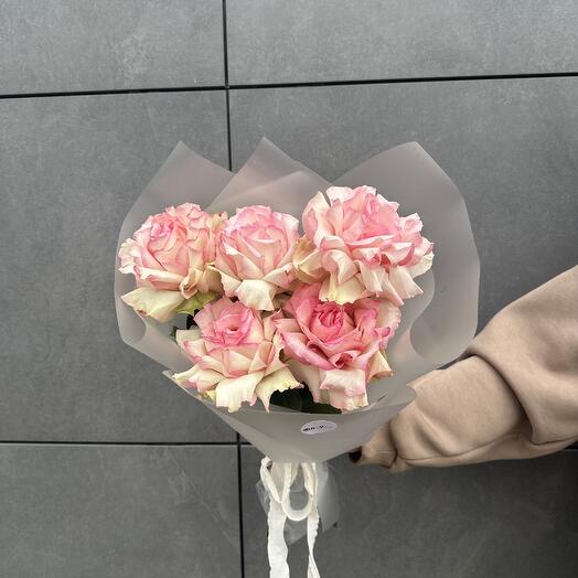 Моно из 5 розовых ажурных роз