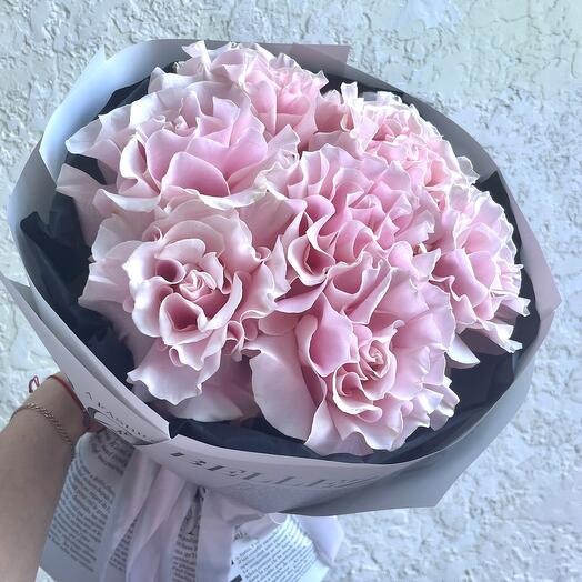 Монобукет из 7 розовых французских роз в стильной упаковке