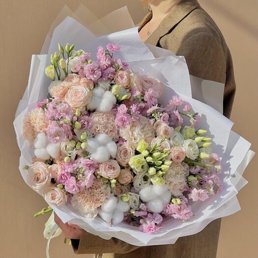 Большой и нежный букет с маттиолой и хлопком