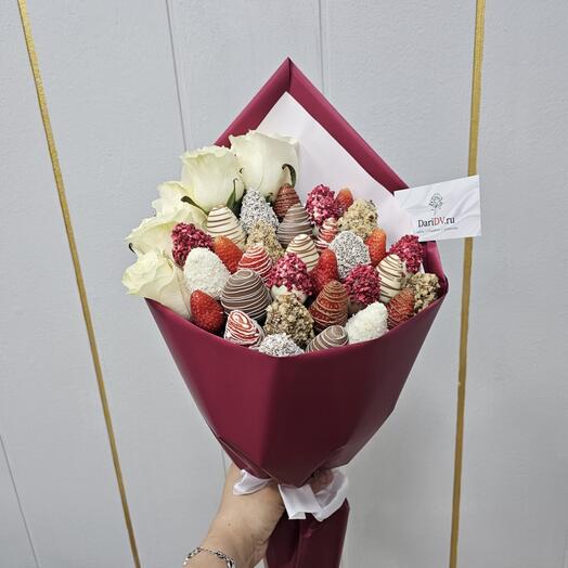 Клубничный букет в шоколаде с розами арт. 4165