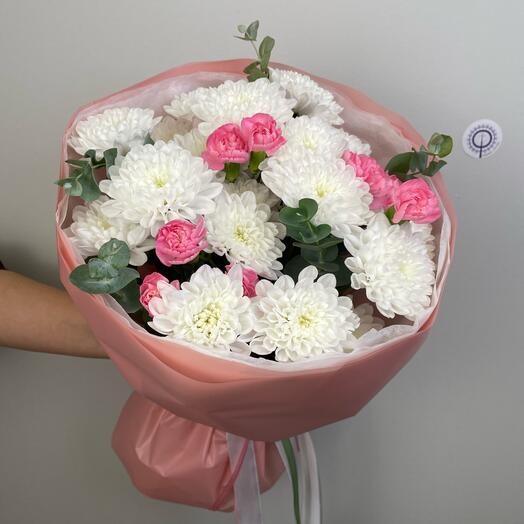 Сборный букет из кустовой хризантемы и гвоздики