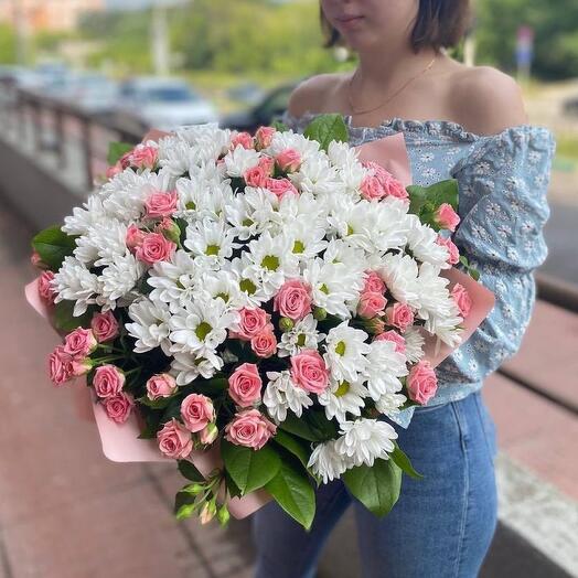Combined bouquet of chrysanthemums and roses