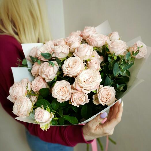 Bush peony-shaped Bombastic roses with eacalyptus