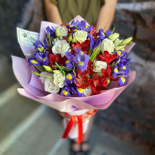 Ramo de alstroemeria, eustoma e iris en un elegante paquete "pañuelo de Calicó"