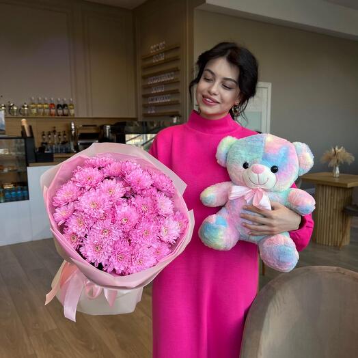 Комбо из розовых хризантем с радужным мишкой