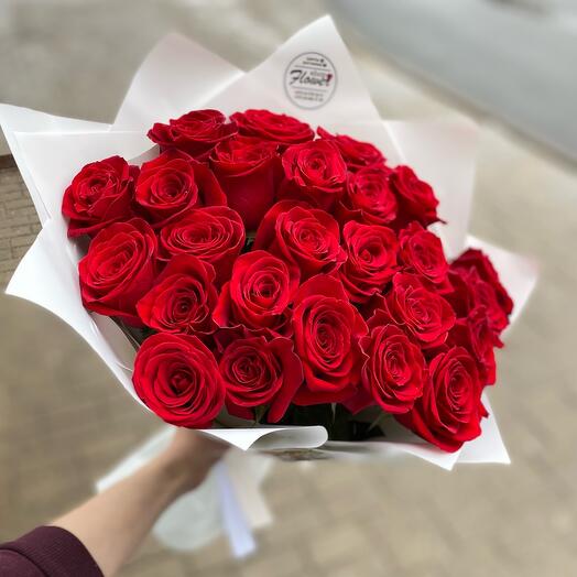 Букет из 25 Красных роз в белом оформлении