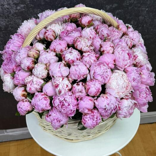 Корзина с цветами пионы