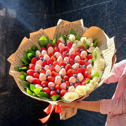 Огромный букет из клубники и роз