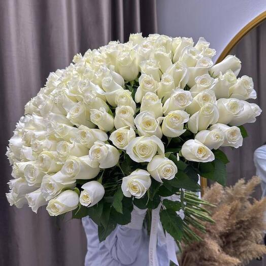 Bouquet of white roses