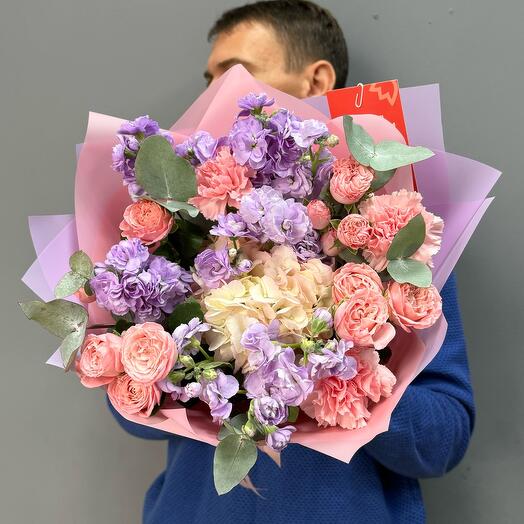 Акция!!! Ароматный букет из маттиолы, диантусов, кустовых роз Мадам Бомбастик и гортензии T (000200040005)