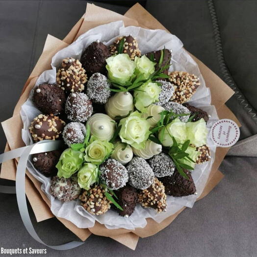 Bouquet colore de fraises enrobees de chocolat