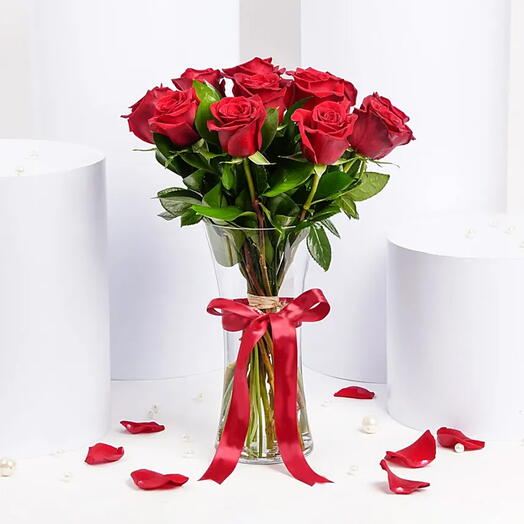 Valentines Day Red Exotic Roses in Vase