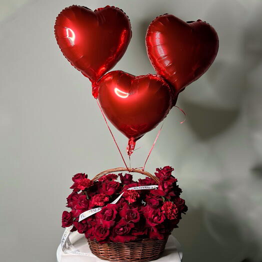 Red roses in basket with baloons