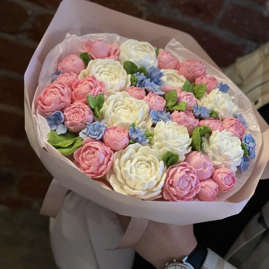 Букет из пионов среднего размера на 14 февраля (диаметр 28см)