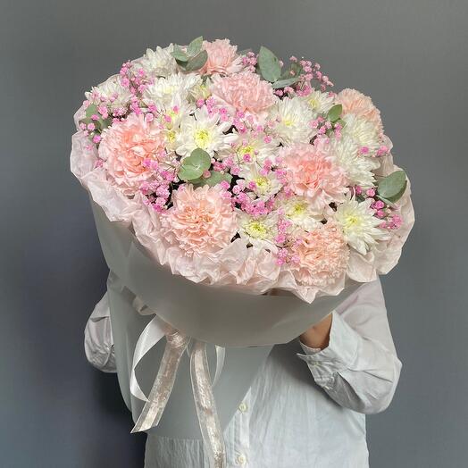 Нежный букет из диантуса хризантем и гипсофила