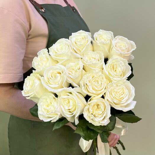 Букет из белых роз с атласной лентой, 15 шт