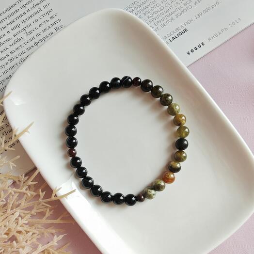 Браслет из зелёного и красного граната