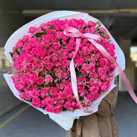 Моно букет из 51 кустовой розы «Сафи»