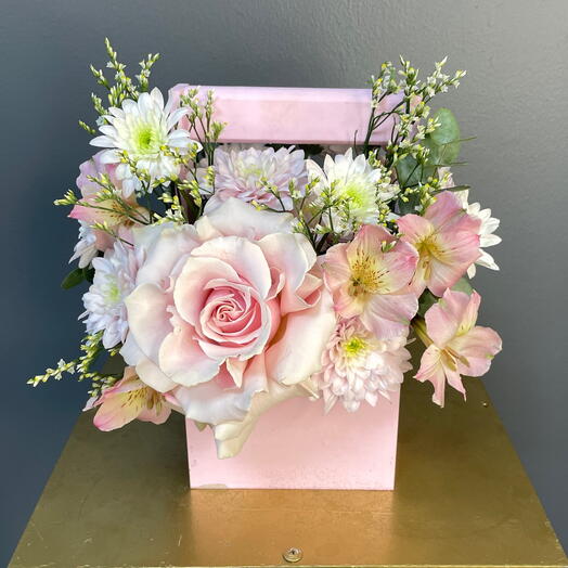 Ящик с сиреневыми гладиолусами