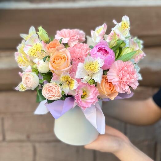 Rosas, alstroemeria, claveles en una Caja de sombreros