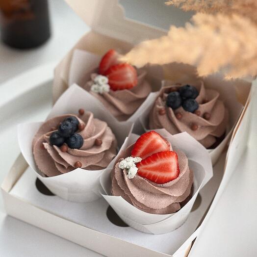 Капкейки, набор из 4 штук со свежей клубникой ️