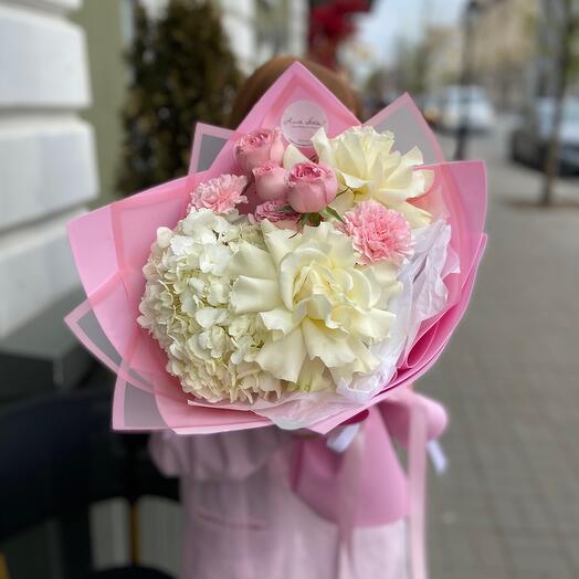 Ramo de vainilla con rosas francesas y hortensias