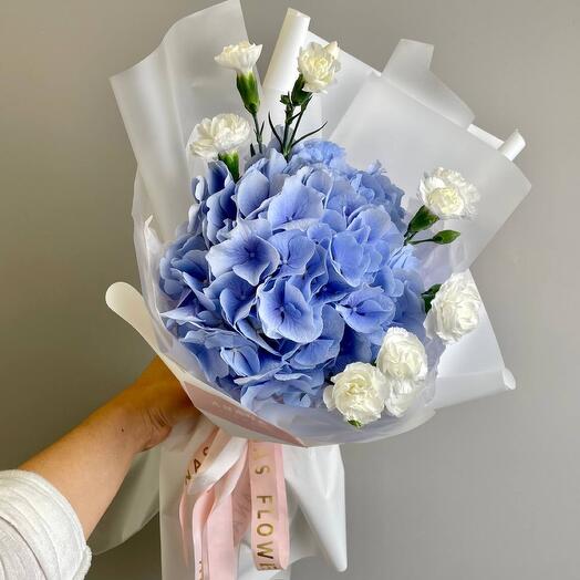 Букет из гортензии и кустовых диантусов