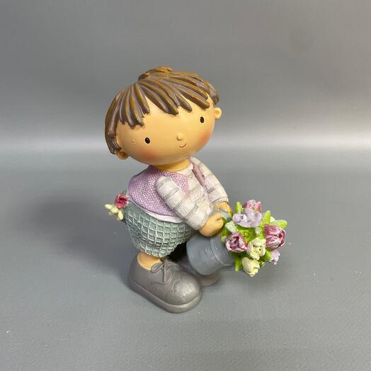 Мальчик с лейкой