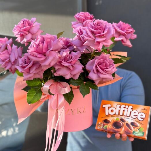 Коробка с французскими розами и тоффифи