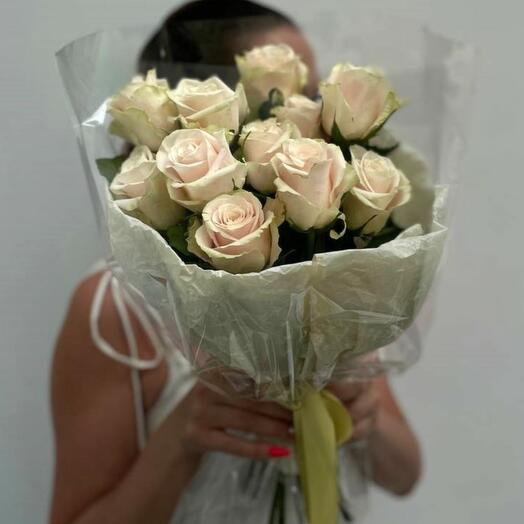 Monobucket of 11 roses by Sharman