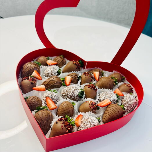 Fresa en chocolate " Corazón con tapa transparente)