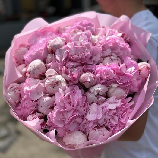 Розовый букет с пионами