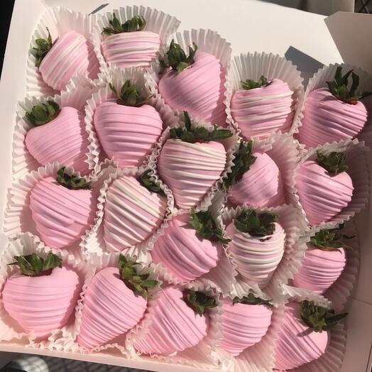 Клубника в розовом шоколаде 20 шт