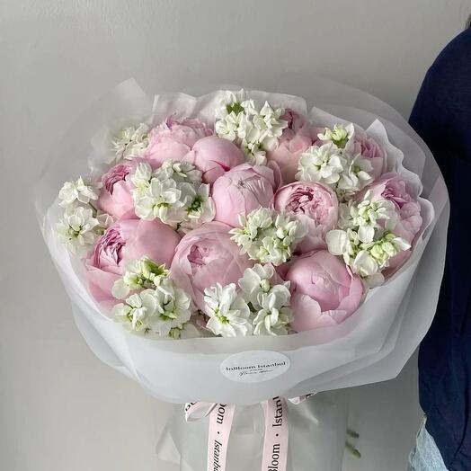 Пионы с матиоллами