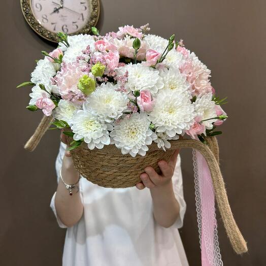 Корзина с лизиантусами,диантусами и хризантеммами