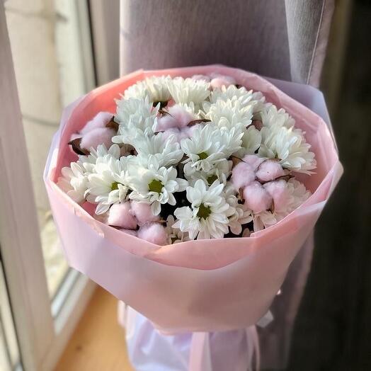 Букет из хризантем с хлопком