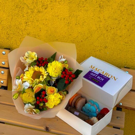 Букет цветов с боксом ассорти